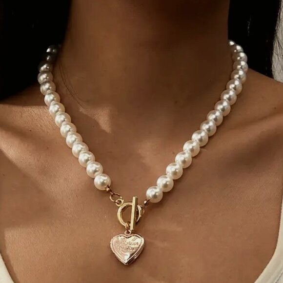 FAUX PEARLS & LOCKET - Picture 1 of 2